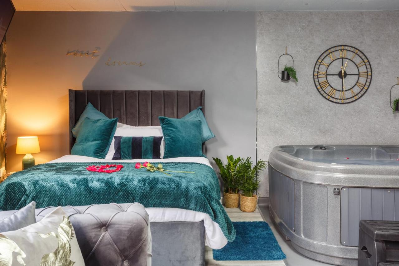 Riverside Studio With Jacuzzi! Sheffield Exterior photo