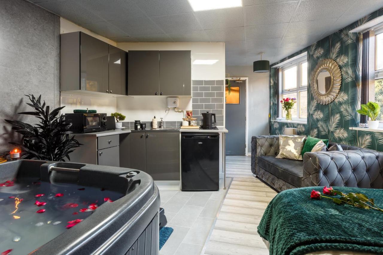 Riverside Studio With Jacuzzi! Sheffield Exterior photo